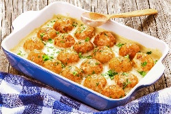 Пържени Кюфтета от кайма и ориз с бял сос Бешамел от прясно и кисело мляко - снимка на рецептата Пържени Кюфтета от кайма и ориз с бял сос Бешамел от прясно и кисело мляко - снимка на рецептата